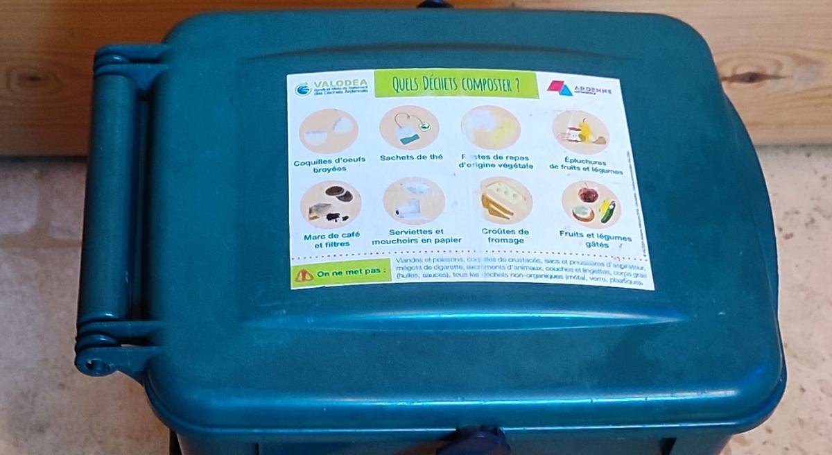Le couvercle du bac à compost de la cuisine, avec l’étiquette qui indique ce qui s’y met.
