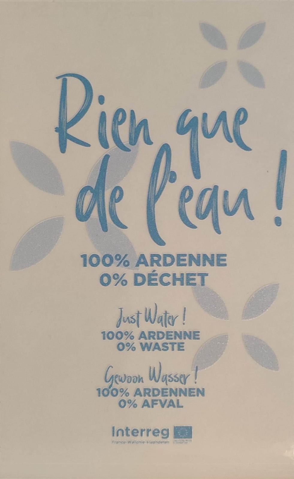 L’affiche du programme Interreg : « Rien que de l’eau ! 100 % Ardenne, 0 % déchet », reprise en anglais et en néerlandais.