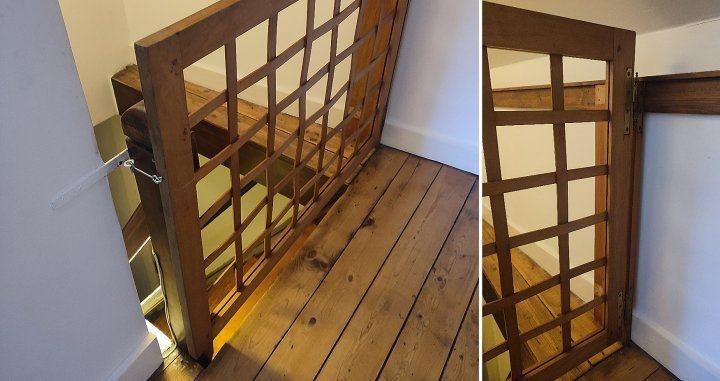 Le portillon de sécurité en bois en haut de l’escalier, ouvert puis fermé.