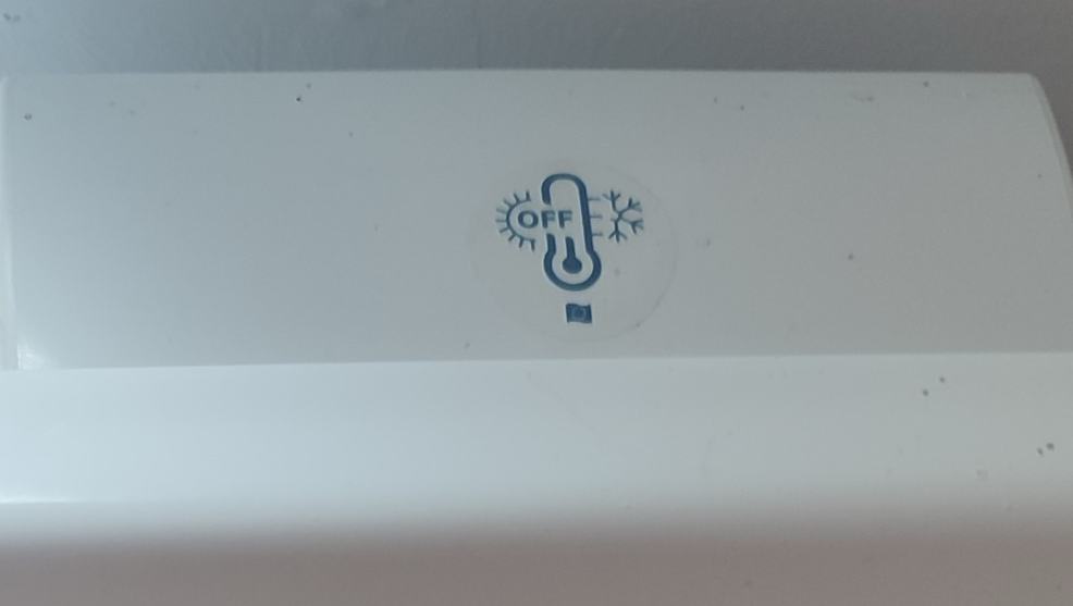 Le stick posé sur le radiateur : thermostat sur OFF avant d’ouvrir la fenêtre.